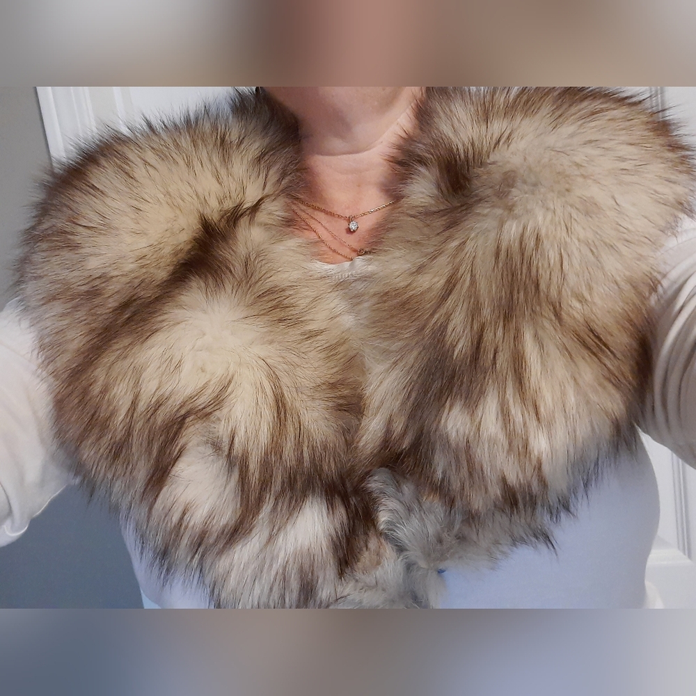 Elegant Real Fur Collar in Brown